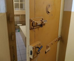 Drzwi prowadzące do policyjnego aresztu.