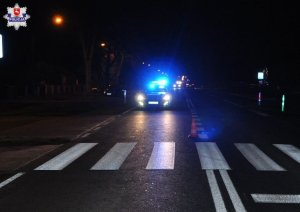 radiowóz z włączonymi światłami w nocy