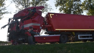 Ciężarowy daf z uszkodzeniami kabiny stoi na jezdni