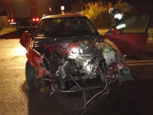 Samochód marki Audi z uszkodzoną przednią cześcią